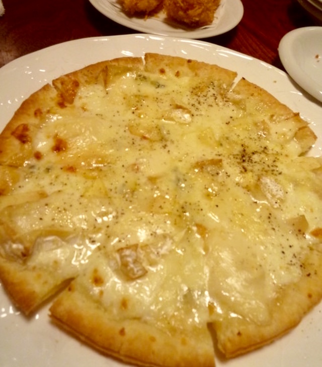 レストランみやもとのメニュー「三種のチーズピザ」