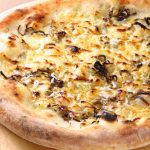 【ピッツァスタンドDOSANKO DINING D】みんなのテレビの「デザートにも！モチパリ生地の絶品ピザ」のテレビ番組内で紹介。フードコートで専用窯で焼いた本格ピザ！デザート系のドルチェピッツァも食べられる