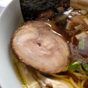 我流麺舞 飛燕の小樽地鶏の中華そば（醤油）900円の豚チャーシュー