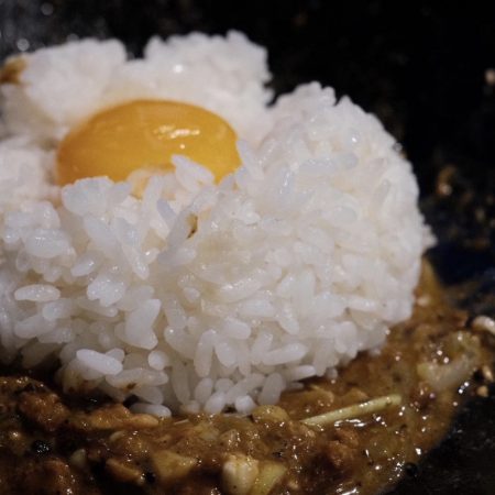 担々麺獅子王✕咖哩BONANZAのカレー担々麺 1,150円の締めのご飯と卵黄